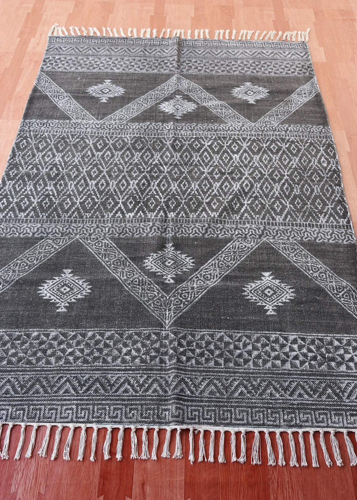 8x10 feet Indian cotton rug Grey black rug Traditional rug Floor rug Boho patio rug Moroccan rug Rug for bedroom Pure cotton rug Custom rug